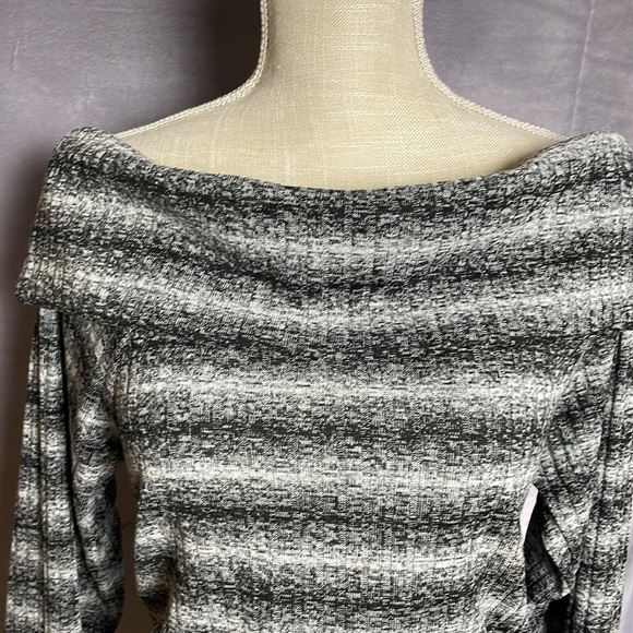 Two by Vince Camuto. Off Shoulder Tunic Sweater - Picture 4 of 8